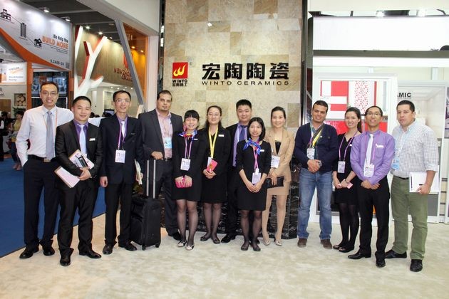 图12、欧博ABG陶瓷出口部销售精英与外洋客商合影.jpg
