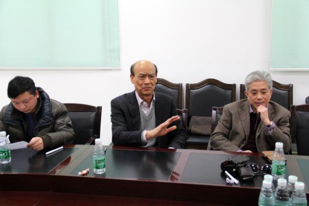 图3、企业副总欧家瑞（中）肯定欧博ABG举行优异专卖店评选五年来所取得的效果，，，右一为企业市场总监王勇.jpg