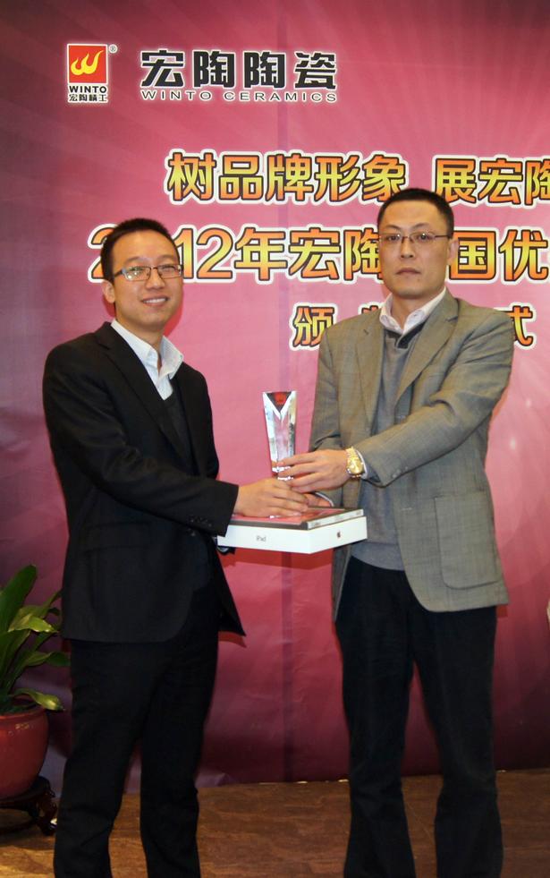 图7、欧博ABG抛光砖销售副总张彦为山东青岛欧博ABG专卖店代表颁奖