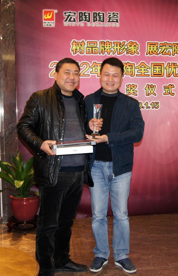 图9、欧博ABG仿古砖销售副总为江苏常熟欧博ABG仿古砖专卖店经销商颁奖