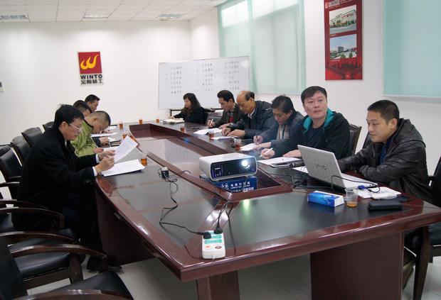 图9、评选现场。。。。。，，图为评委在认真审评情景