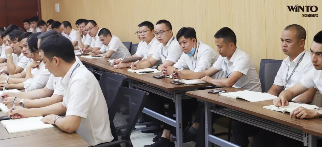 欧博ABG团队成员全神贯注听课