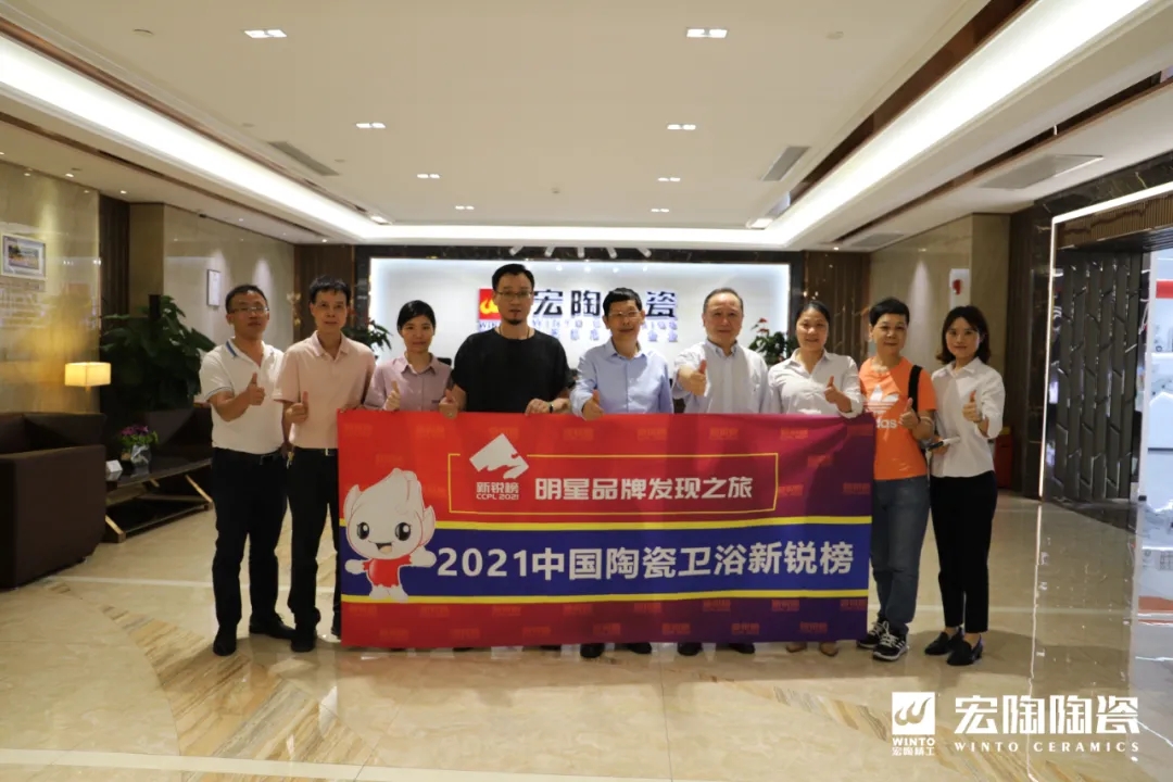 新锐榜资深评委专家组和欧博ABG向导合影