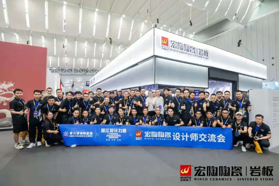 《新形势下，，，，，设计+工业怎样融合立异》为主题的论坛问道图片